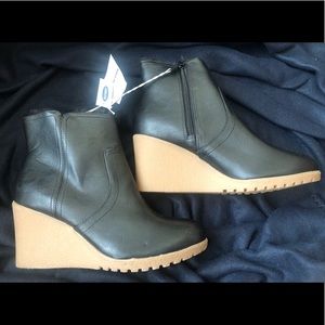 NWT Size 7 Black Faux Fur Wedge Booties